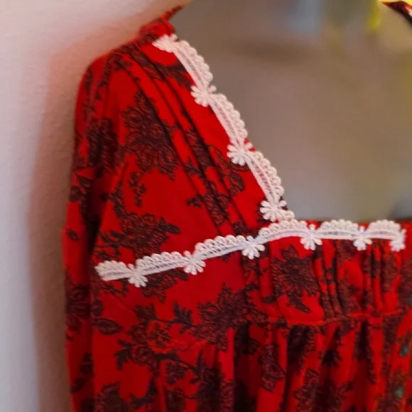 Secret Treasures Red Floral Lace Robe. Really Soft - Picture 10 of 16